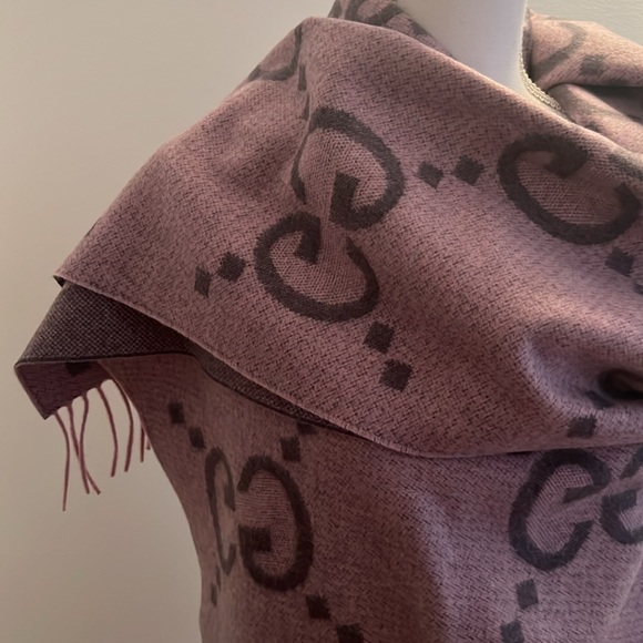 Gucci Lavender Purple Cashmere Scarf and Gloves Set - Picture 11 of 13